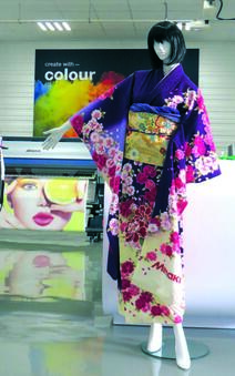 Digital bedruckter Kimono vor Mimaki-Drucker