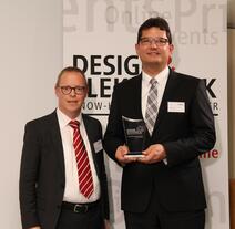 Ralf Higgelke (li.) von „Design und Elektronik“und Rainer Hald, Chief Technology Officer VARTA Microbattery.