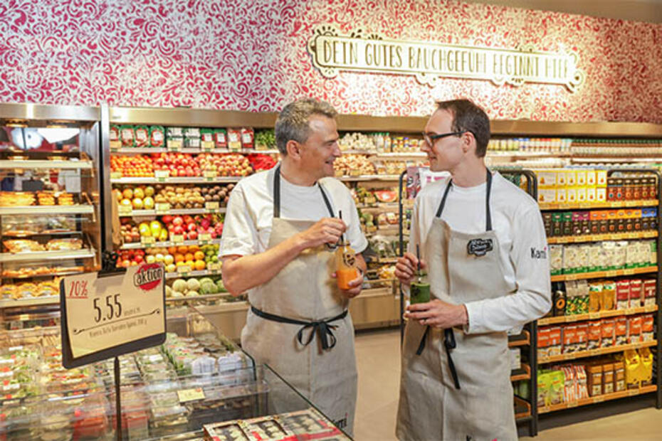 Zwei Männer im neuen COOP "Karma" Supermarkt für Vegetarier und Veganer.
