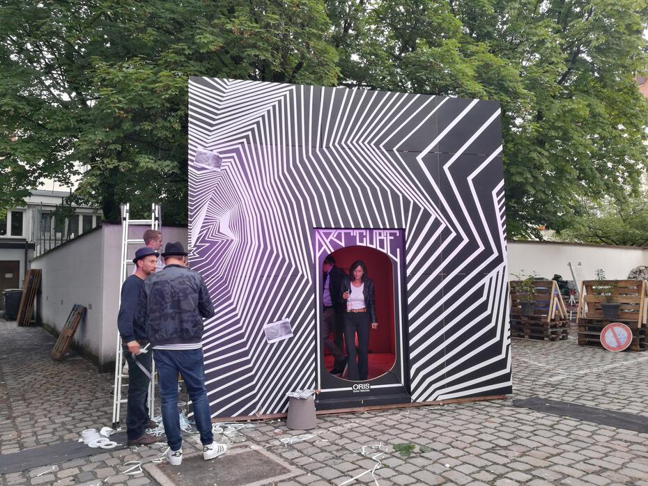 Das Berliner Künsterkollektiv Klebebande gestaltete die Außenseite des Oris Art Cubes in München. 